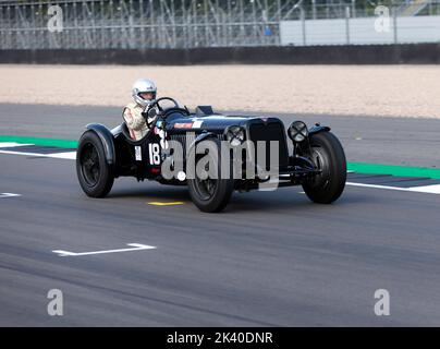 Il Frazer Nash TT Replica 1928, condiviso da Gregor Fisken e Patrick Blakeney Edwards, ha vinto la MRL Pre-War Sports Cars 'BRDC 500' Race. Foto Stock