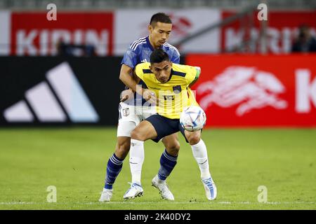 DUSSELDORF - (LR) Yuto Nagatomo del Giappone, Angel Mena dell'Ecuador durante il Japan-Ecuador International friendly Match all'Arena di Dusseldorf il 27 settembre 2022 a Dusseldorf, Germania. ANP | Dutch Height | Maurice van Steen Foto Stock