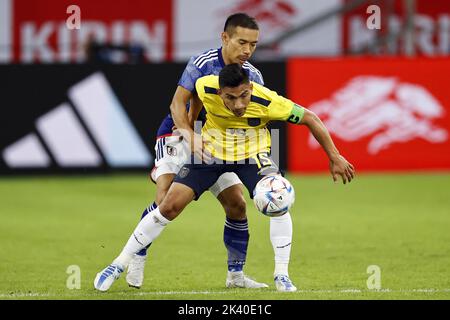 DUSSELDORF - (LR) Yuto Nagatomo del Giappone, Angel Mena dell'Ecuador durante il Japan-Ecuador International friendly Match all'Arena di Dusseldorf il 27 settembre 2022 a Dusseldorf, Germania. ANP | Dutch Height | Maurice van Steen Foto Stock