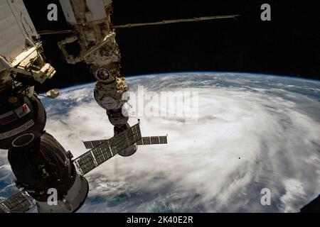 MAR DEI CARAIBI - 26 settembre 2020 - un astronauta della Stazione spaziale Internazionale ha preso questa drammatica immagine dell'uragano Ian in direzione del coa Foto Stock