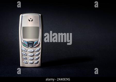 Vecchio telefono Argento e Oro con pulsanti su sfondo nero. Foto Stock