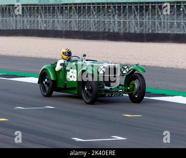 Robert Beebee alla guida del suo Green, 1932, Frazer Nash TT Rep, durante la gara MRL Pre-War Sports Cars 'BRDC 500' al Silverstone Classic 2022. Foto Stock