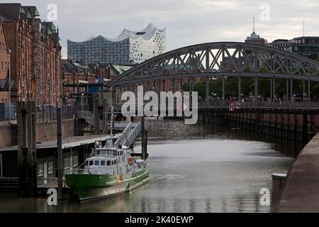 Canale doganale con la nave del Museo doganale sul ponte granaio e l'Elbphilarmonie, Germania, Amburgo Foto Stock