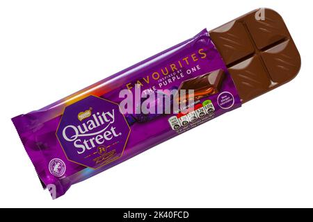 Bar of Quality Street Favourites ispirato alla barretta di cioccolato Purple One di Nestle aperto per mostrare contenuti isolati su sfondo bianco Foto Stock