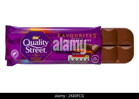 Bar of Quality Street Favourites ispirato alla barretta di cioccolato Purple One di Nestle aperto per mostrare contenuti isolati su sfondo bianco Foto Stock