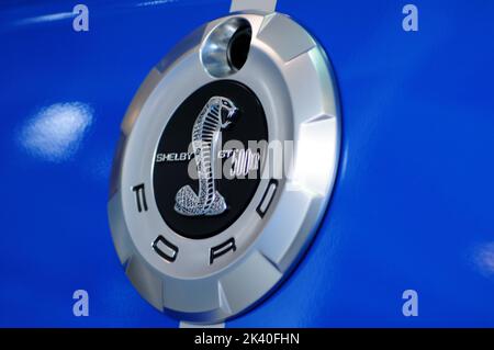 Emblema Shelby Mustang - è una versione ad alte prestazioni della foto stock di Ford Mustang Foto Stock