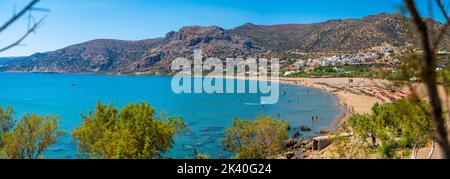 Vista del villaggio greco tradizionale e la spiaggia di Paleochora, Creta, Grecia. Panoramica panoramica panoramica del villaggio di Paleochora e della spiaggia nell'isola di Creta, Greec Foto Stock