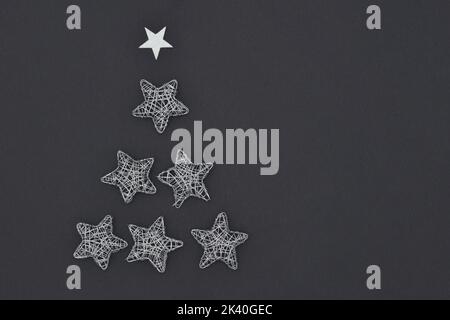 Wireframe Sparkly Silver Stars organizzato come un albero di Natale Foto Stock