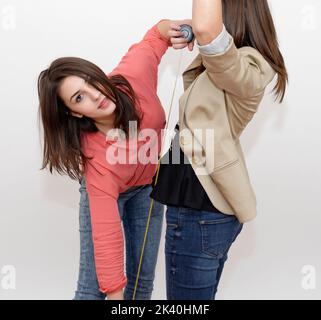 Ragazze con nastro di misurazione isolato in bianco foto stock Foto Stock