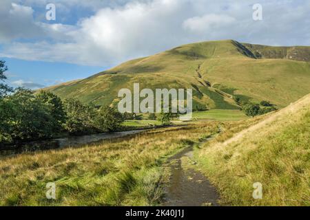 Una scena paesaggistica che mostra il fiume Rawhey e Cautley Crags sulla strada per Cautley Spout dietro l'angolo. Preso in settembre Foto Stock