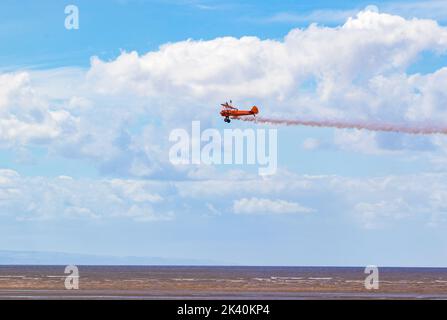 Artigianato che vola al cielo durante la città Weston-super-Mare Air Festival.seaside nel Somerset del Nord, in Inghilterra. Si trova vicino al canale di Bristol, luglio 2022 Foto Stock