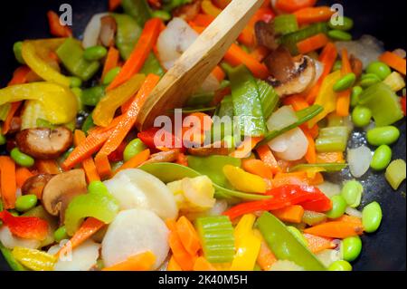 Molte verdure nella foto del brodo padella Foto Stock