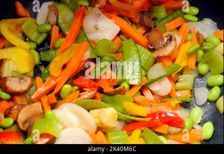 Molte verdure nella foto del brodo padella Foto Stock