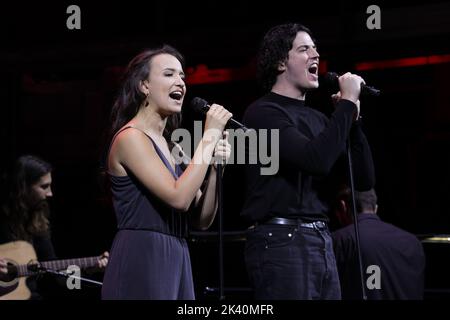 Berlino, Germania. 29th Set, 2022. Gli attori musicali Yasmina Hempel e Paul Csitkovics cantano in occasione di un evento stampa in occasione della presentazione del musical 'Romeo e Giulietta' sul palco del 'Theater des Westens'. Il gioco sarà in vista dal 19 marzo 2023. Credit: Jörg Carstensen/dpa/Alamy Live News Foto Stock