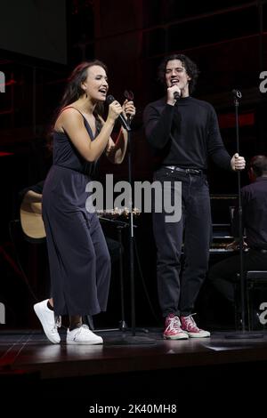 Berlino, Germania. 29th Set, 2022. Gli attori musicali Yasmina Hempel e Paul Csitkovics cantano in occasione di un evento stampa in occasione della presentazione del musical 'Romeo e Giulietta' sul palco del 'Theater des Westens'. Il gioco sarà in vista dal 19 marzo 2023. Credit: Jörg Carstensen/dpa/Alamy Live News Foto Stock