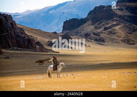 I cacciatori di aquile mongoli, nelle colline rocciose della regione dell'Altai in Mongolia, vivono un gruppo di cacciatori con una competenza estremamente rara: La caccia al golde Foto Stock