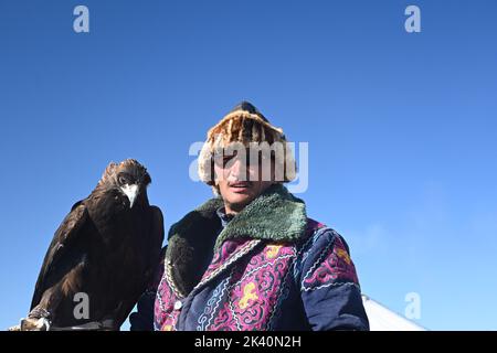 I cacciatori di aquile mongoli, nelle colline rocciose della regione dell'Altai in Mongolia, vivono un gruppo di cacciatori con una competenza estremamente rara: La caccia al golde Foto Stock