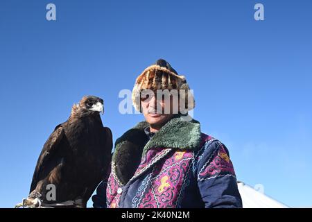 I cacciatori di aquile mongoli, nelle colline rocciose della regione dell'Altai in Mongolia, vivono un gruppo di cacciatori con una competenza estremamente rara: La caccia al golde Foto Stock