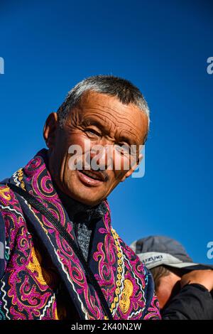 I cacciatori di aquile mongoli, nelle colline rocciose della regione dell'Altai in Mongolia, vivono un gruppo di cacciatori con una competenza estremamente rara: La caccia al golde Foto Stock