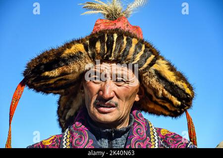 I cacciatori di aquile mongoli, nelle colline rocciose della regione dell'Altai in Mongolia, vivono un gruppo di cacciatori con una competenza estremamente rara: La caccia al golde Foto Stock