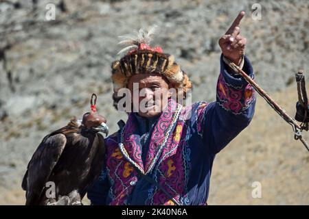 I cacciatori di aquile mongoli, nelle colline rocciose della regione dell'Altai in Mongolia, vivono un gruppo di cacciatori con una competenza estremamente rara: La caccia al golde Foto Stock