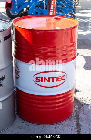 Samara, Russia - 24 settembre 2022: Barile della ditta Sintec Lubricants con logo Foto Stock