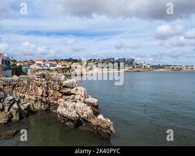 Costa rocciosa dell'oceano Atlantico. Splendido paesaggio e mare panoramico vicino alla spiaggia pubblica 'Praia da Rainhaa' a Cascais, Portogallo. Foto Stock