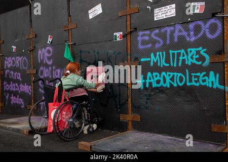 28 settembre 2022, Città del Messico, Messico: Donne di vari collettivi femministi partecipano a una manifestazione nella ZÃ³calo di Città del Messico nel quadro della Giornata Mondiale d'azione per l'accesso alla Legale, libera, Aborto sicuro e libero che cerca di depenalizzare questa pratica per prevenire più morti da pratiche abortive clandestine il 28 settembre 2022 a Città del Messico, Messico. (Credit Image: © Alex Dalton Eyepix Group/eyepix via ZUMA Press Wire) Foto Stock