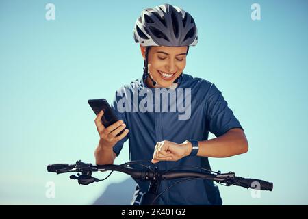 Tempo in bicicletta, natura in bicicletta e allenamento femminile per competizioni sportive con comunicazione telefonica, felice di velocità e di fitness in montagna. Professionale Foto Stock