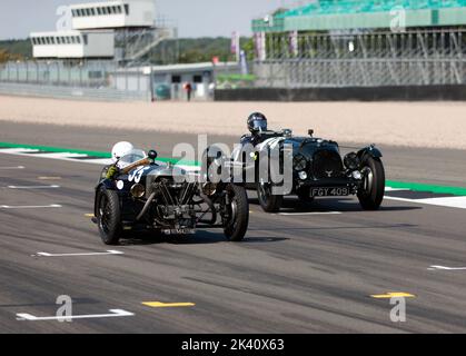 Sue Darbyshire nella Morgan Super Aero, passando l'Aston Martin Speed di Alan Middleton "Red Dragon", durante la gara MRL Pre-War Sports Cars "BRDC 500" Foto Stock