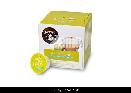 Scatola di caffè Nescafe Dolce gusto Cappuccino Pod una cialda di fronte alla scatola isolata su intaglio bianco Foto Stock