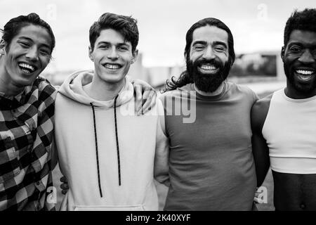 Amici maschili multietnici diversi divertirsi insieme all'aperto - concentrarsi sul volto dell'uomo bearded Foto Stock