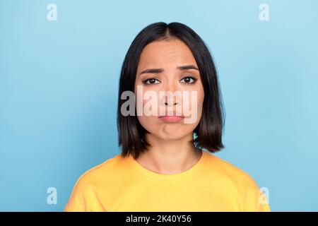 Ritratto fotografico di bella giovane signora giapponese triste depresso insoddisfatto problema viso vestito elegante giallo look isolato su sfondo di colore blu Foto Stock