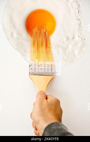 dipingere a mano un uovo vero Foto Stock