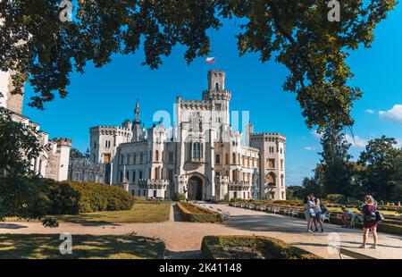 Hluboka nad Vltavou Castello. Castello neo-gotico e giardini Hluboka nei pressi di Ceske Budejovice, Boemia meridionale, repubblica Ceca. Punto di riferimento culturale nazionale. Foto Stock