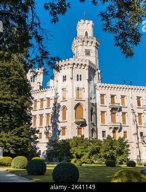 Hluboka nad Vltavou Castello. Castello neo-gotico e giardini Hluboka nei pressi di Ceske Budejovice, Boemia meridionale, repubblica Ceca. Punto di riferimento culturale nazionale. Foto Stock