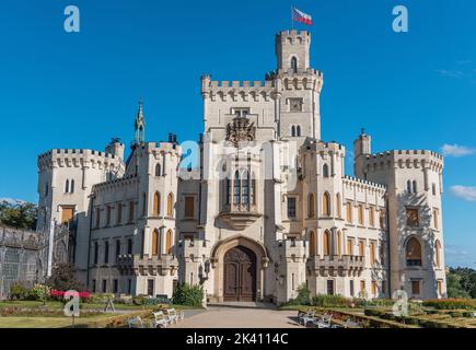 Hluboka nad Vltavou Castello. Castello neo-gotico e giardini Hluboka nei pressi di Ceske Budejovice, Boemia meridionale, repubblica Ceca. Punto di riferimento culturale nazionale. Foto Stock