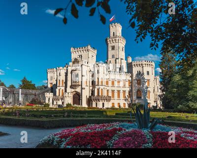 Hluboka nad Vltavou Castello. Castello neo-gotico e giardini Hluboka nei pressi di Ceske Budejovice, Boemia meridionale, repubblica Ceca. Punto di riferimento culturale nazionale. Foto Stock