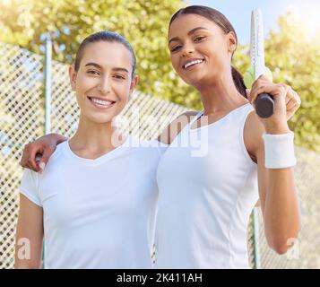 Tennis, sport e amici con una donna sportiva e una atleta femminile insieme all'aperto su un campo per l'esercizio, l'allenamento o l'allenamento. Fitness, salute e. Foto Stock