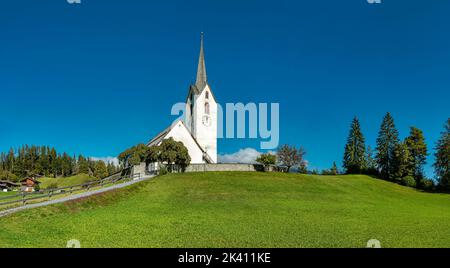Evangelische Kirche Versam *** Didascalia locale *** Versam, Graubünden, Svizzera, chiesa, monastero, campo, prato, autunno, montagne, colline, Foto Stock