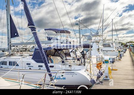 Linea di barche al molo di Marine Park, Sag Harbor, NY Foto Stock