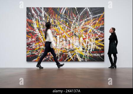 Gagosian, 20 Grosvenor Hill, Londra, Regno Unito. 29 settembre 2022. Backcountry, una mostra di nuovi dipinti di Mark Grotjahn (29 settembre-5 novembre), è la sua prima mostra alla galleria di Londra dal 2016. Grotjahn intreccia vari modi di astrazione, impiegando un vocabolario espansivo ed evolutivo di motivi e tecniche. Esplorando il colore, la prospettiva, la serialità e il sublime, egli riflette anche sulla vasta storia della pittura non rappresentativa, dall'antichità al tempo moderno. Immagine: Untitled (Backcountry Capri 54,72), 2021. Credit: Malcolm Park/Alamy Live News Foto Stock