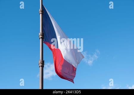 Bandiera della Repubblica Ceca che sventola contro il cielo blu Foto Stock