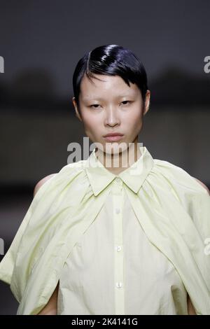 Una modella cammina sulla pista alla sfilata di moda di Dawei durante la Primavera Estate 2023 Collections Fashion Show alla Paris Fashion Week di Parigi il 28 2022 settembre. (Foto di Jonas Gustavsson/Sipa USA) Foto Stock