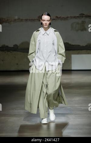 Una modella cammina sulla pista alla sfilata di moda di Dawei durante la Primavera Estate 2023 Collections Fashion Show alla Paris Fashion Week di Parigi il 28 2022 settembre. (Foto di Jonas Gustavsson/Sipa USA) Foto Stock