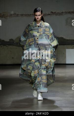 Una modella cammina sulla pista alla sfilata di moda di Dawei durante la Primavera Estate 2023 Collections Fashion Show alla Paris Fashion Week di Parigi il 28 2022 settembre. (Foto di Jonas Gustavsson/Sipa USA) Foto Stock