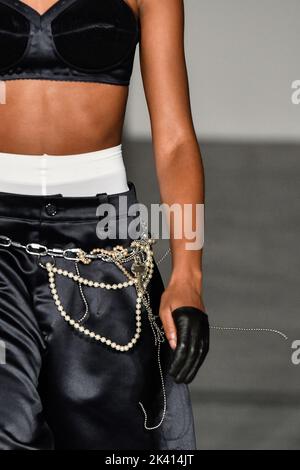 Dettagli, accessori, borse e scarpe sulla pista alla sfilata di moda di Vaquera durante la sfilata di moda Primavera Estate 2023 Collections al Paris Fashion Week di Parigi, in Francia, il 26 settembre 2022. (Foto di Jonas Gustavsson/Sipa USA) Foto Stock