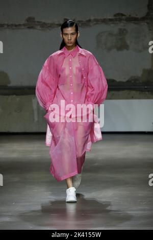 Una modella cammina sulla pista alla sfilata di moda di Dawei durante la Primavera Estate 2023 Collections Fashion Show alla Paris Fashion Week di Parigi il 28 2022 settembre. (Foto di Jonas Gustavsson/Sipa USA) Foto Stock