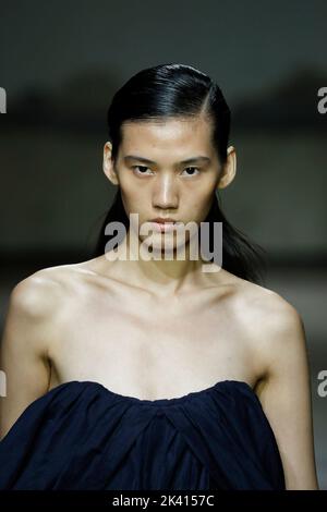 Una modella cammina sulla pista alla sfilata di moda di Dawei durante la Primavera Estate 2023 Collections Fashion Show alla Paris Fashion Week di Parigi il 28 2022 settembre. (Foto di Jonas Gustavsson/Sipa USA) Foto Stock