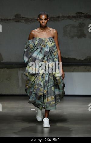 Una modella cammina sulla pista alla sfilata di moda di Dawei durante la Primavera Estate 2023 Collections Fashion Show alla Paris Fashion Week di Parigi il 28 2022 settembre. (Foto di Jonas Gustavsson/Sipa USA) Foto Stock